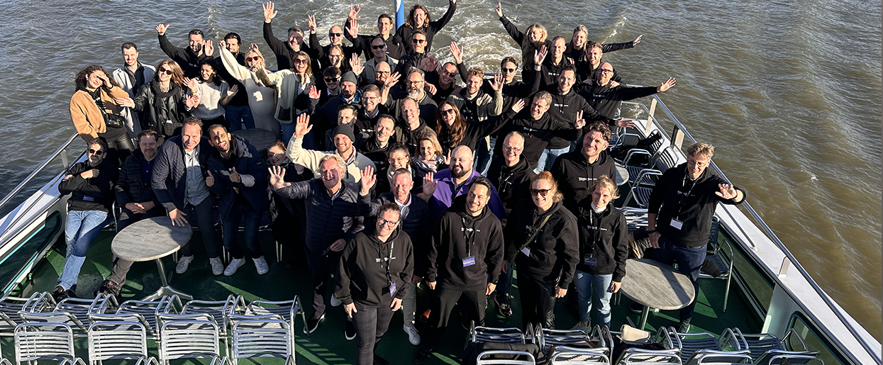 Team van Touch Incentive op boot tijdens bedrijfsuitje en teambuilding voor loyalty marketing.