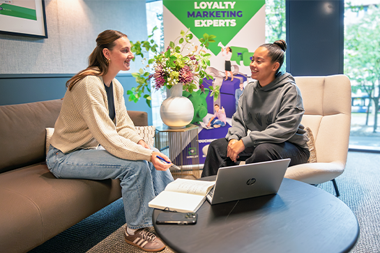 2 stagiaires van Touch incentive in gesprek
