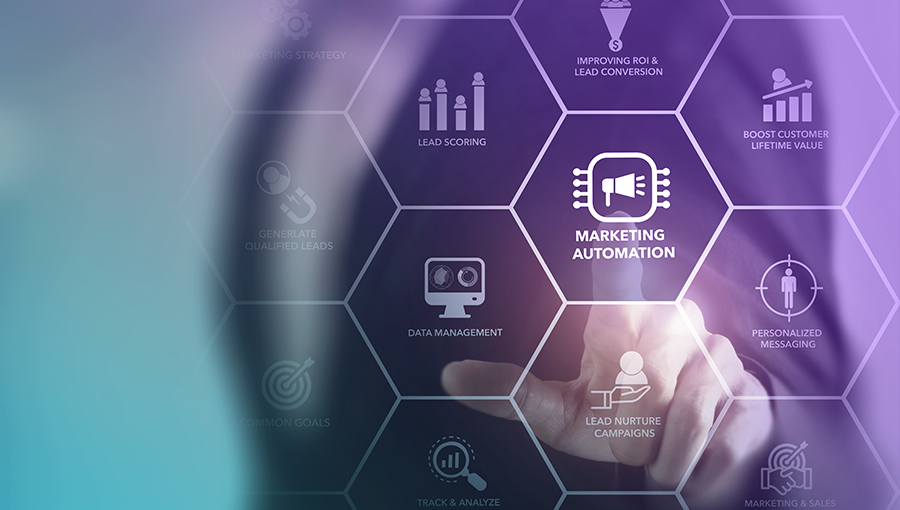Visual van marketing automation en datagedreven processen met iconen voor personalisatie, klantwaarde en conversie, als illustratie van loyaltytrends in 2026.