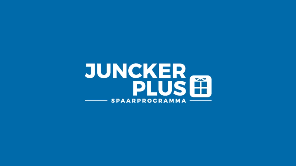 Donkerblauwe achtergrond met een wit logo van het Juncker Plus Spaarpgrogramma