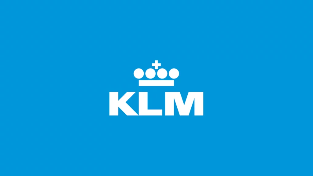 Blauwe achtergrond met een wit logo van KLM