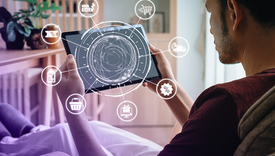 Persoon gebruikt een tablet met digitale shopping en kortingsiconen in beeld, als visualisatie van microgifting waarbij snelheid en direct belonen centraal staan.