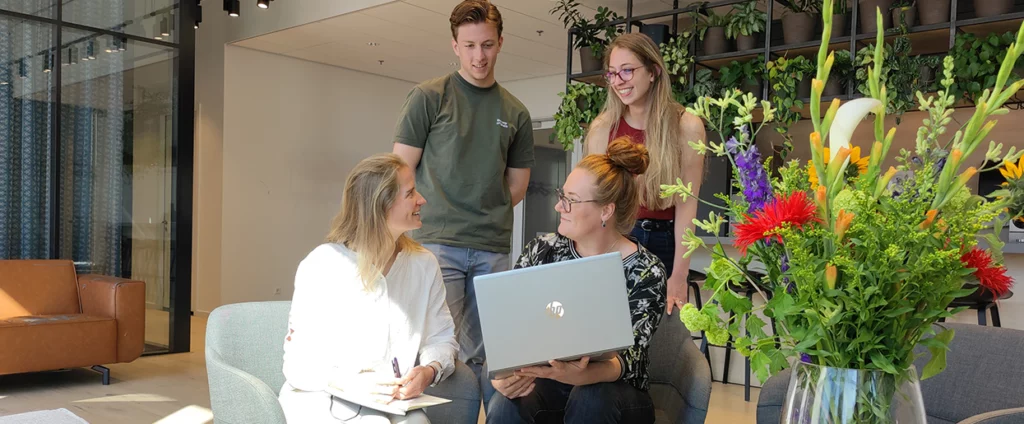 Teamoverleg over strategie voor waarderen en belonen van klanten of medewerkers